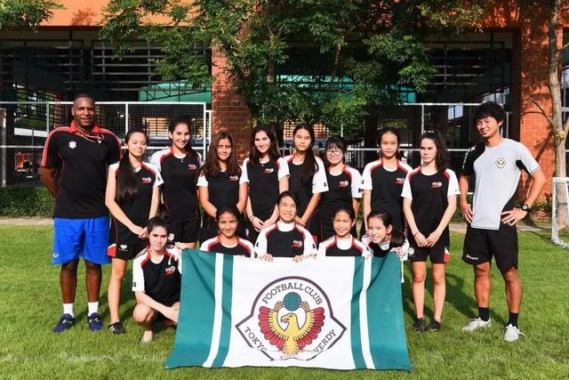 记者：李凯尔脚部仍有些肿胀 正常走路无大碍